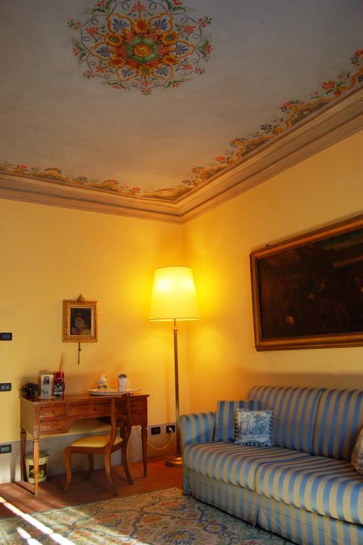 مبيت وإفطار لوكا Palazzo Tucci Residenza D'Epoca الغرفة الصورة