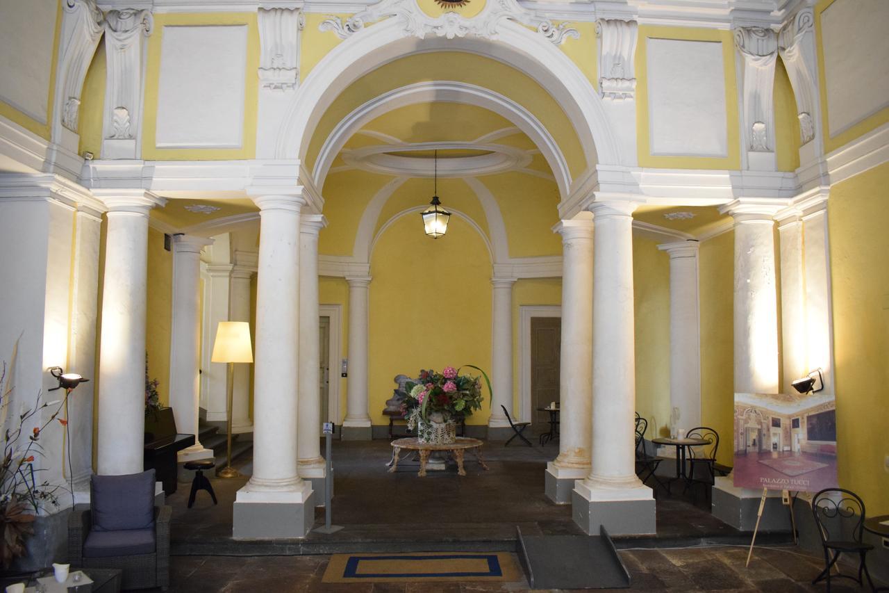 مبيت وإفطار لوكا Palazzo Tucci Residenza D'Epoca المظهر الخارجي الصورة